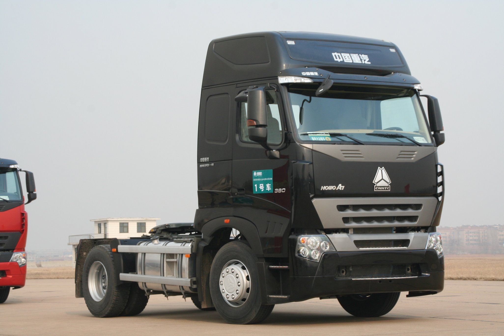 HOWO A7 4×2 tractor — black yard view