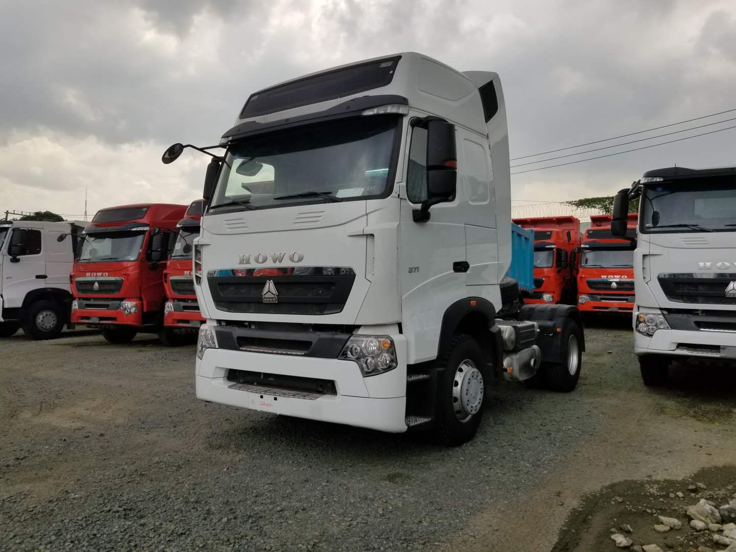 HOWO A7 4×2 tractor — white yard view