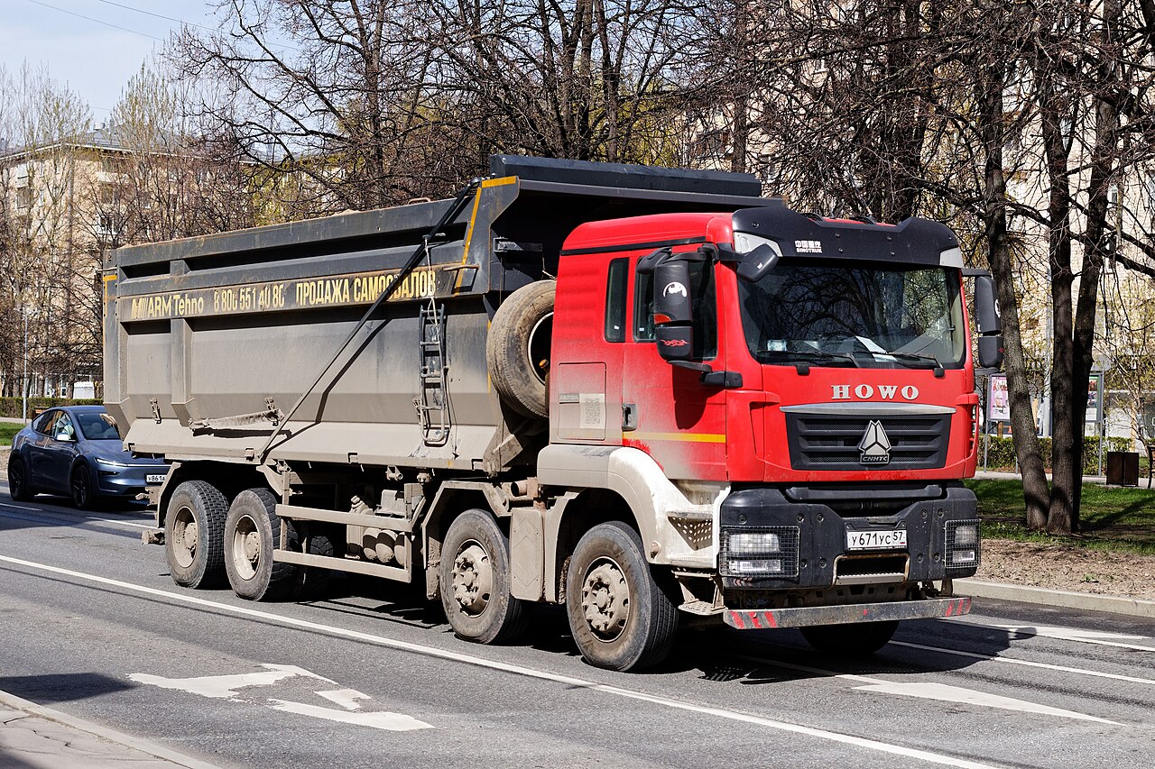 Moscow, Nakhimovsky Prospect, Howo 4-axle truck, Apr 2026 01.jpg