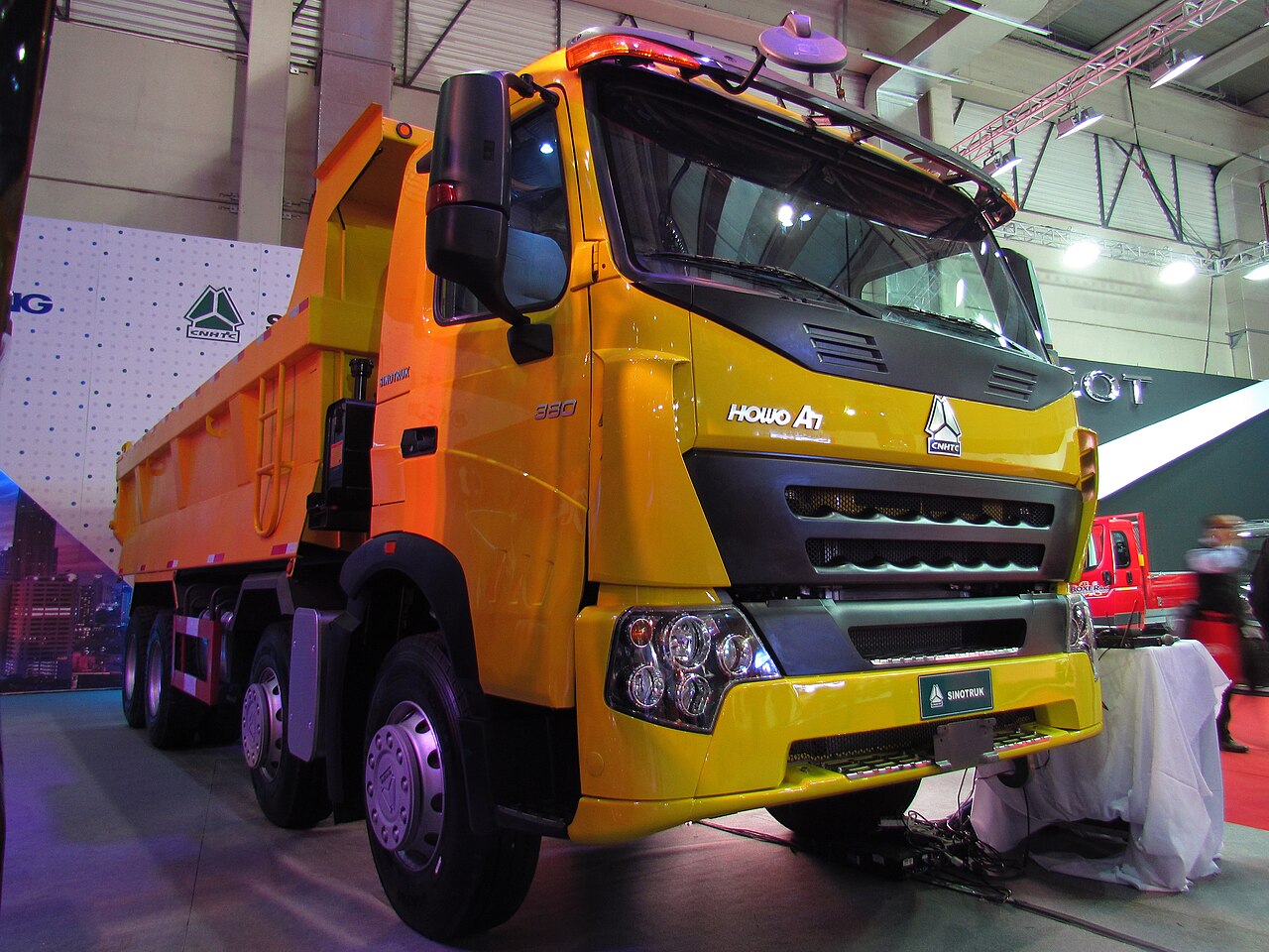 Sinotruk Howo A7 380 2014 (14240652845).jpg