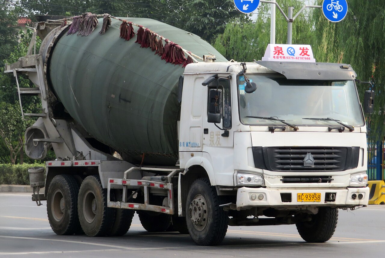Sinotruk HOWO 6x4 concrete mixer truck in Luoyang.jpg