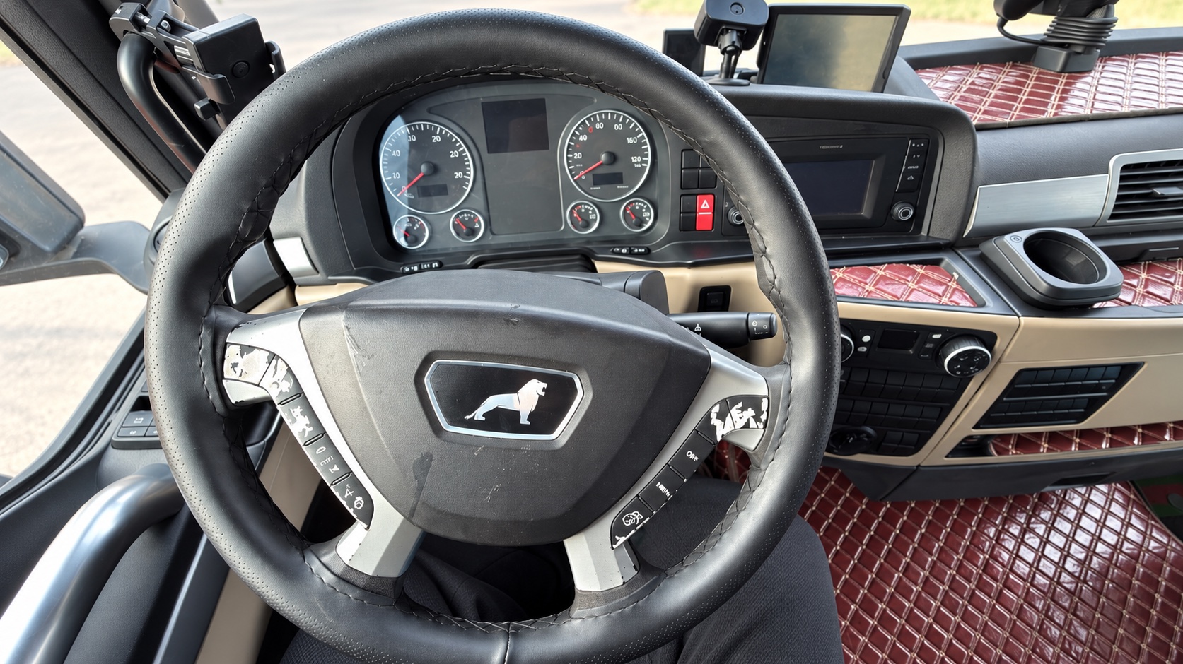 MAN TGX 4×2 Sattelzugmaschine – Fahrzeugansicht 5