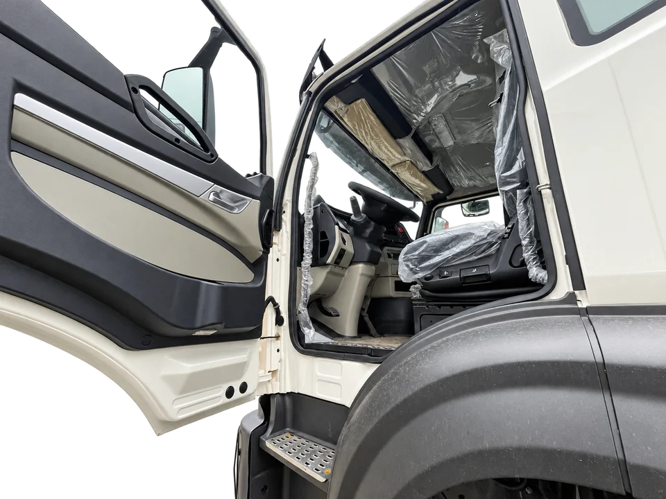 HOWO NX 6×4 LNG Tractor Truck — additional reference view