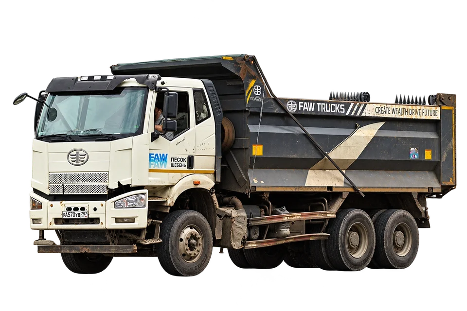 FAW J6P three-axle dump truck, opposite three-quarter
