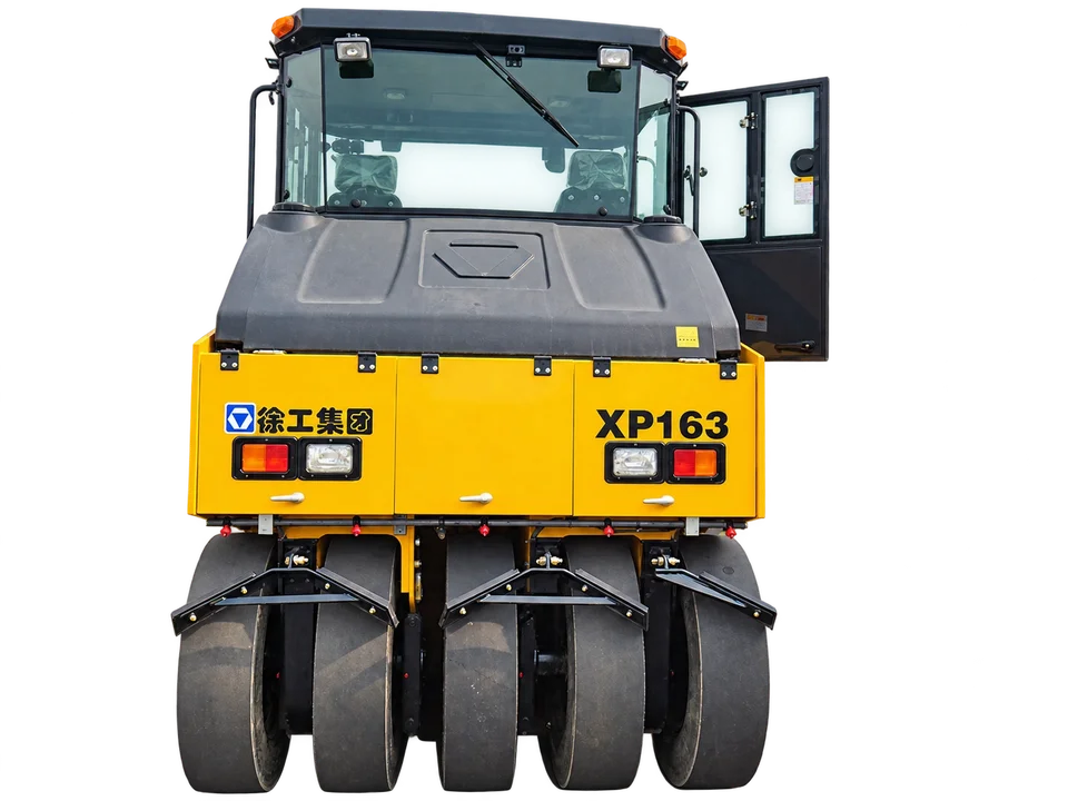 XCMG XP163 pneumatic road roller — port front view